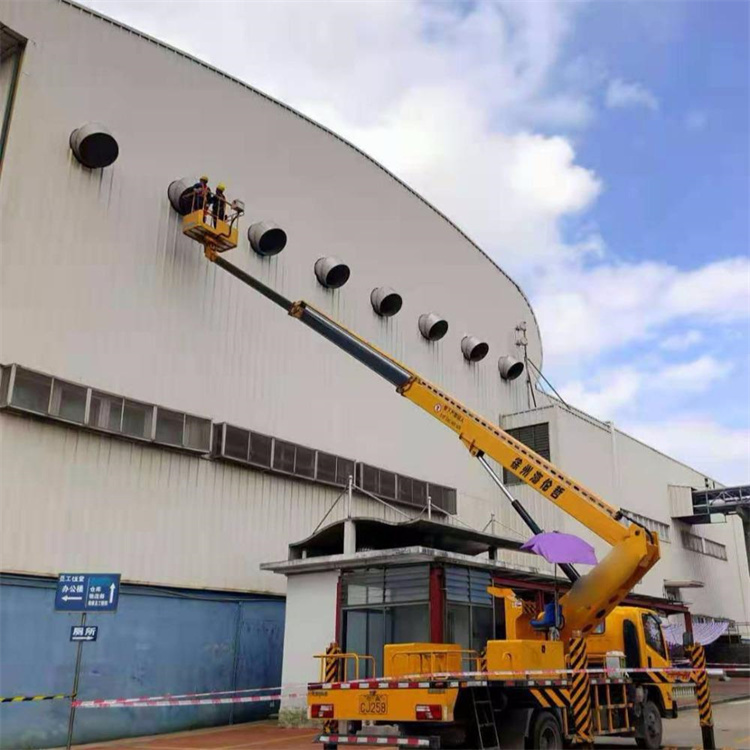 滦平县高空作业车出租服务：专业广告牌安装解决方案